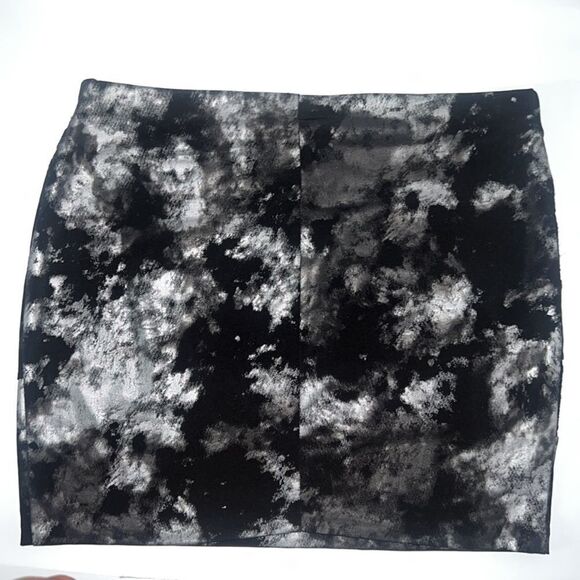 3 FOR $15 🙌🏼 Wet seal sexy medium mini skirt gray white print black lace inserts - Picture 2 of 8